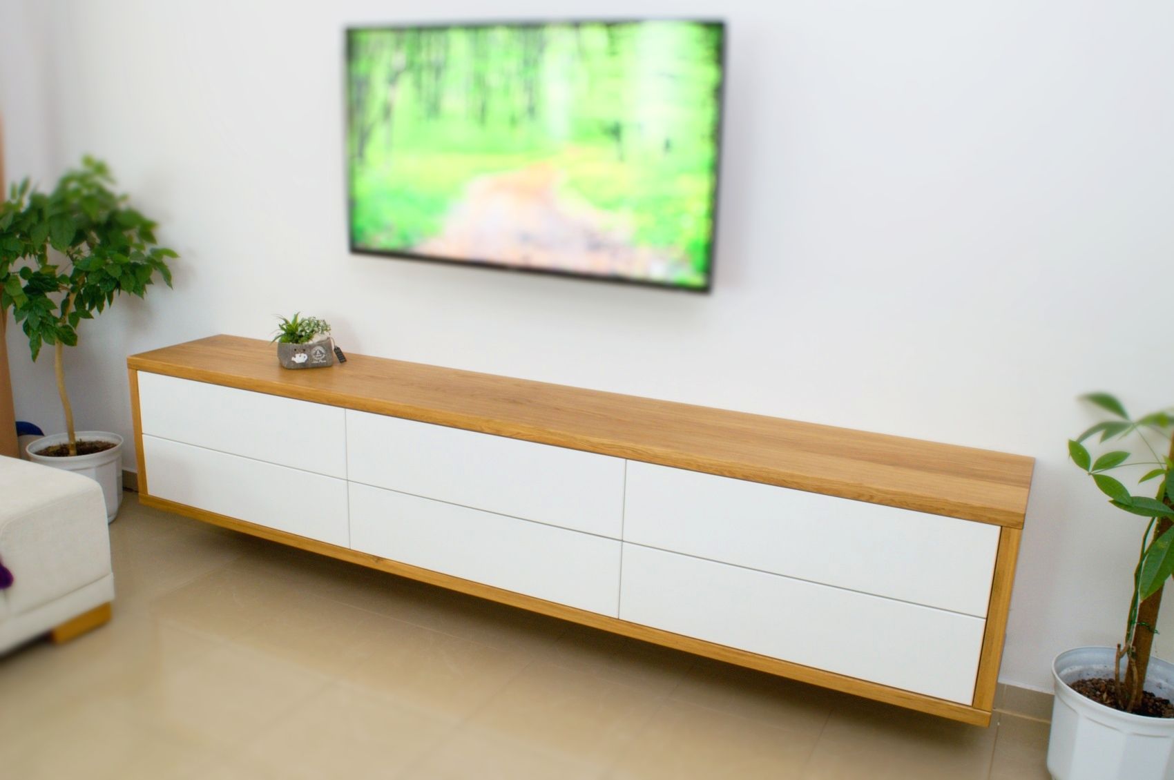 Závesná TV komoda z dubového masívu s bielymi zásuvkami